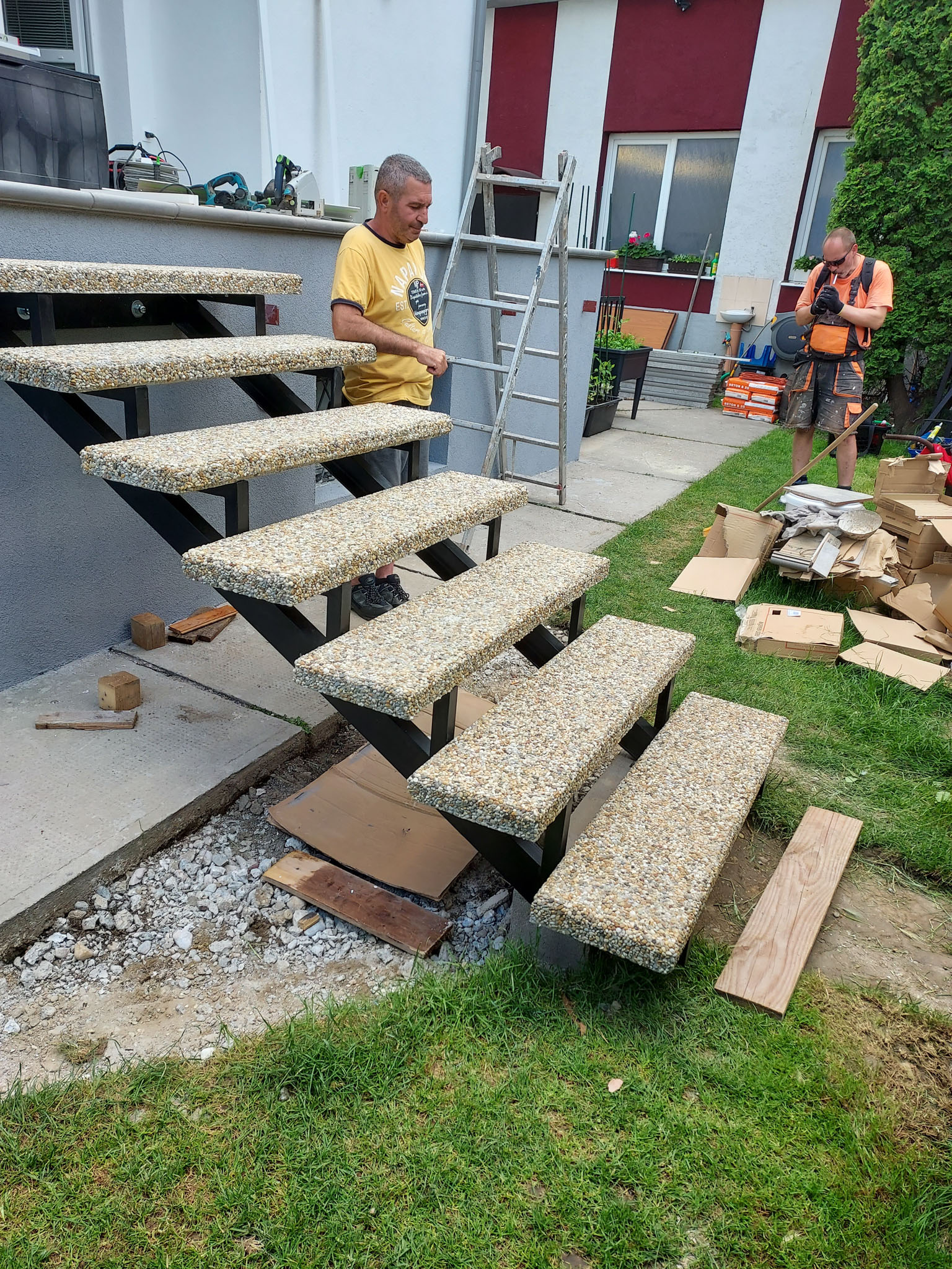 1, Oceľové schody, kamenné nášlapy