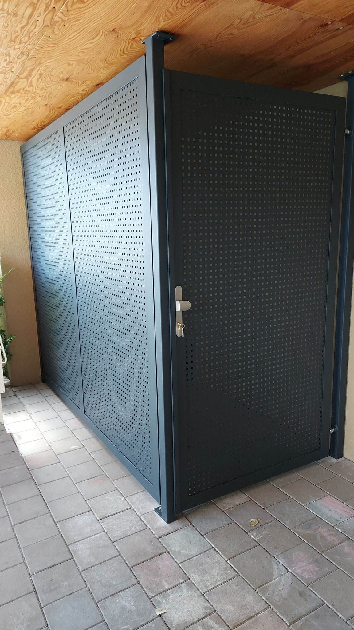 11, Oceľový box, výplň perforovaný plech, antracit