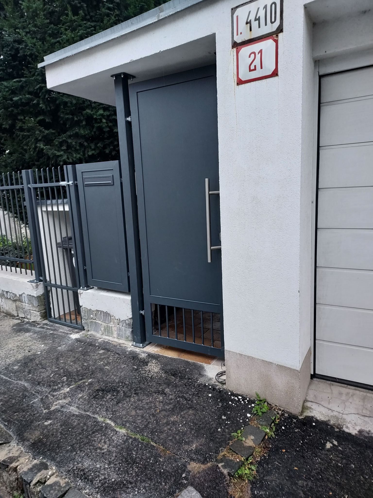 14, Plechová Bránka, antracit, dole otvor pre psíka