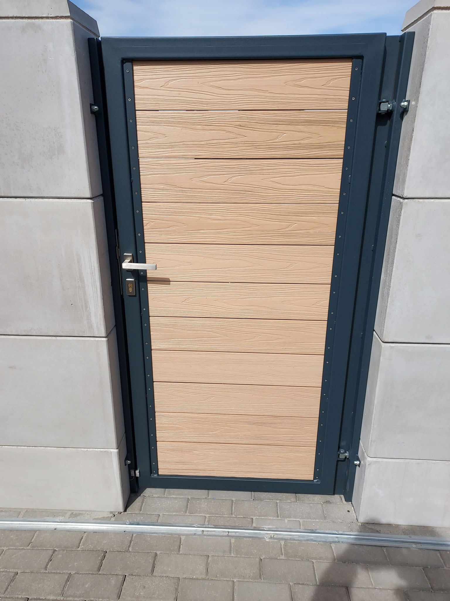 16, Bránka antracit s drevoplastovou výplňou