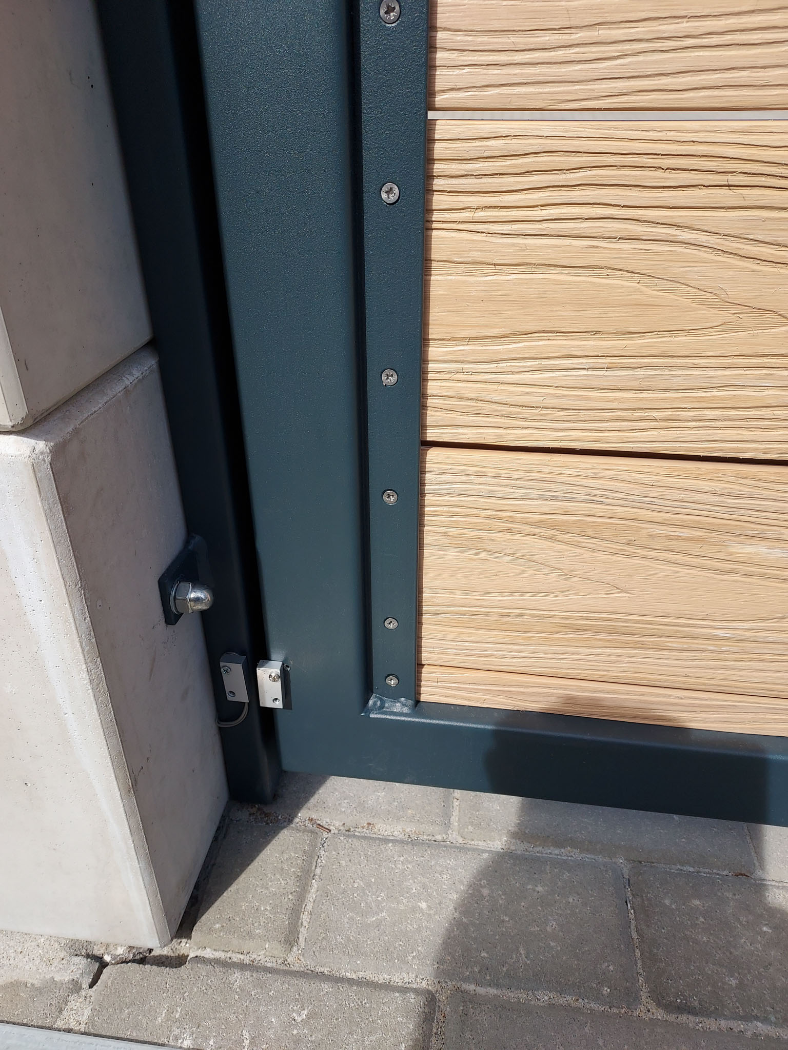 17. Detail magnetický snímač keď križuje posuvná brána malú bránku