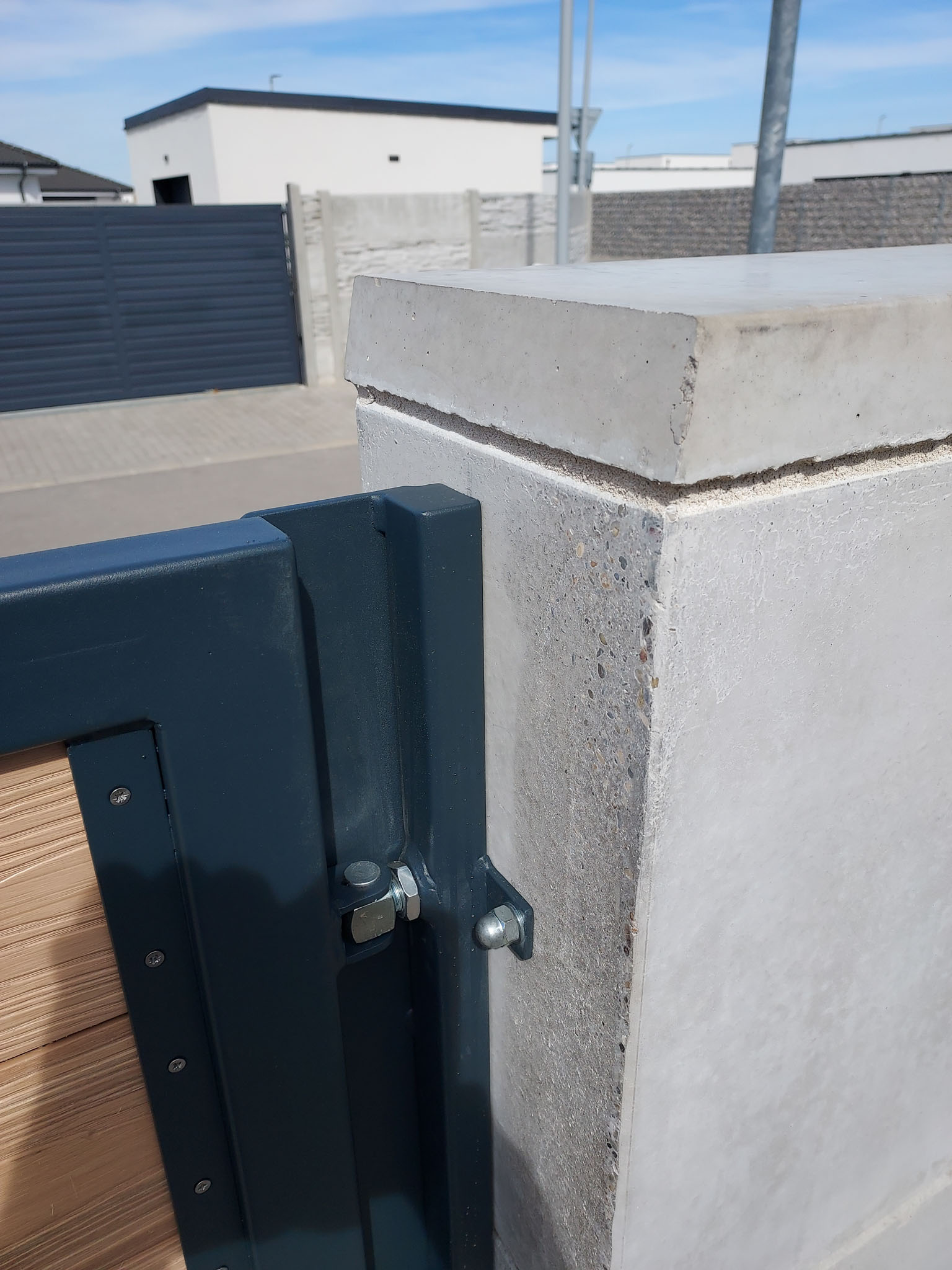 19, Detail, bočný stĺpik s pántom a bočnou lištou