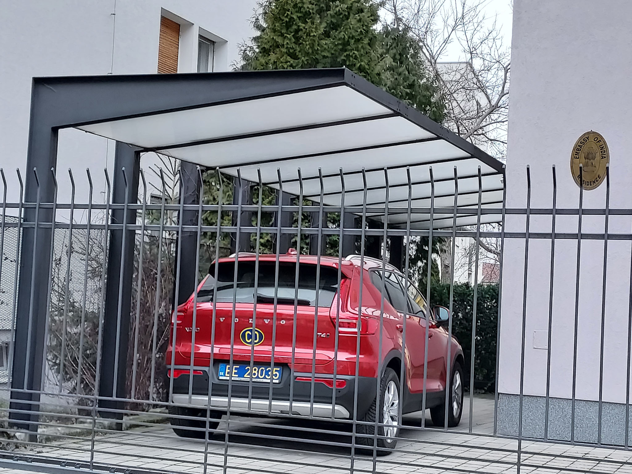 2, Prístrešok pre autá, Indická ambasáda