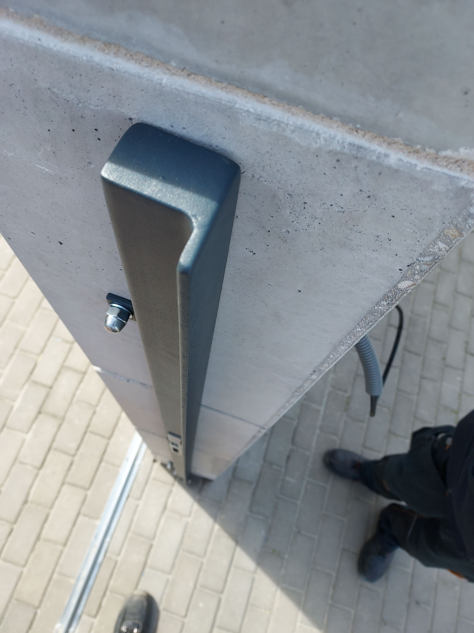 20, Bočný stĺpik s dorazom a lištou