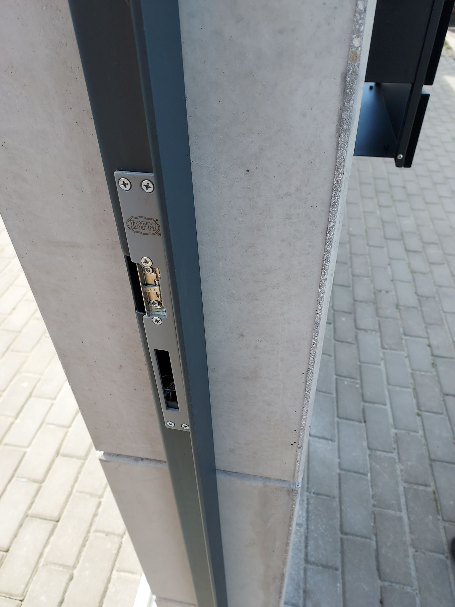 21, Stĺpik s elektrickým vrátnikom