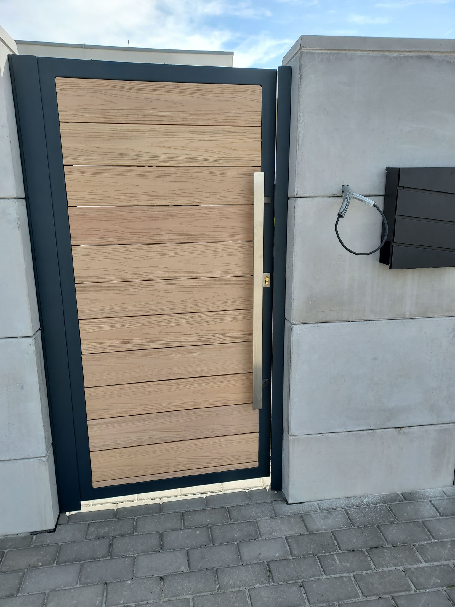 22, Drevoplast, nerezové madlo, bočné olištovanie