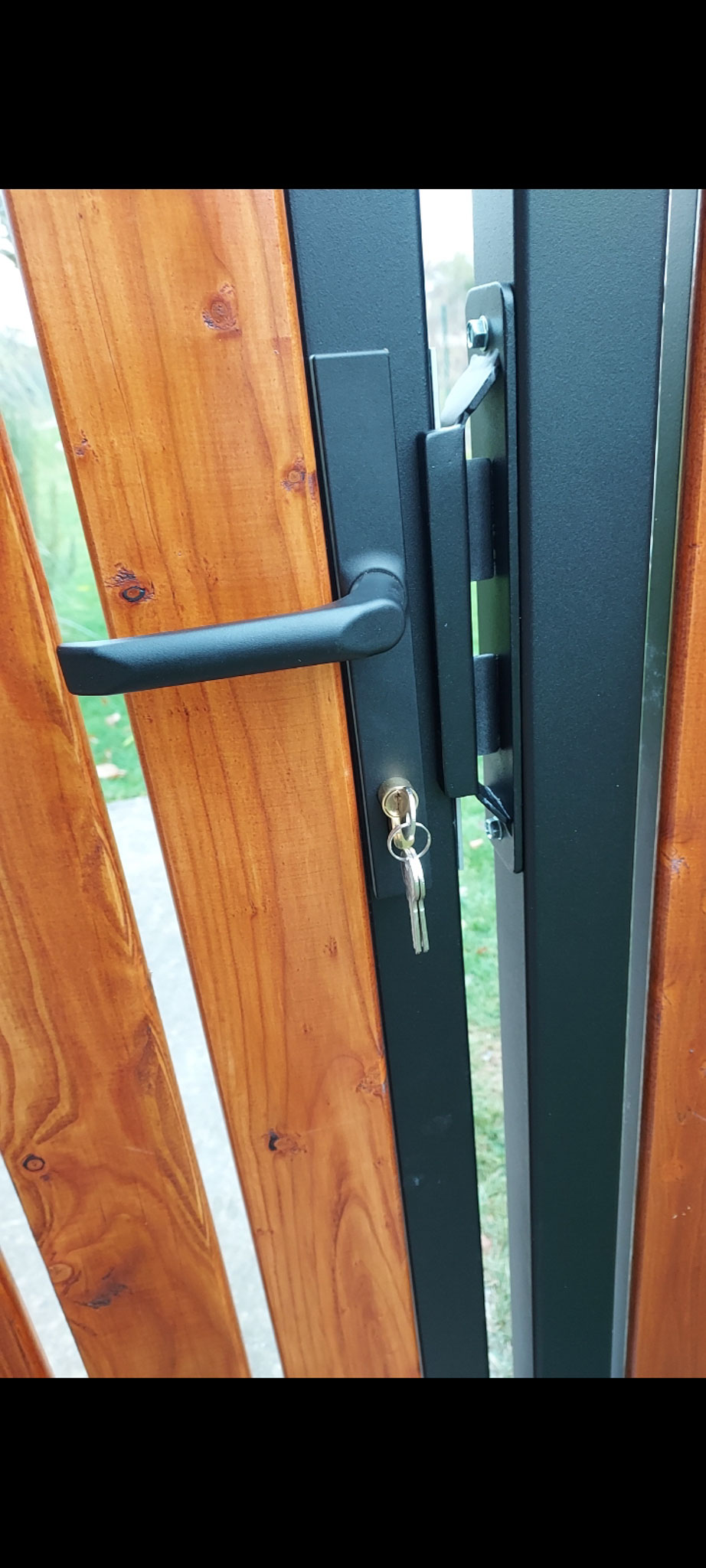 29, Detail doraz, bránka oceľová s drevenou výplňou