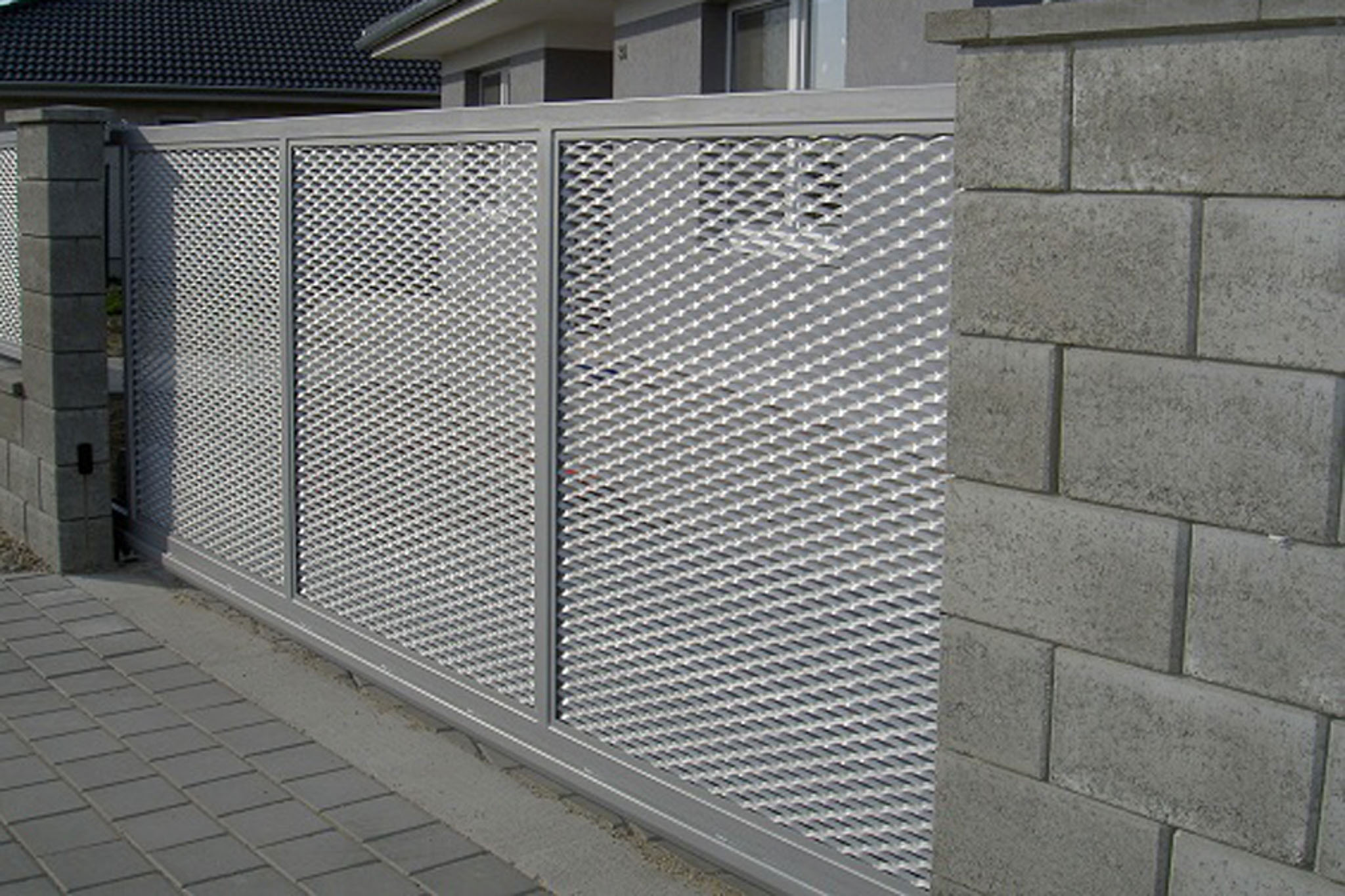 3, Samonosná brána, výplň perforovaný plech