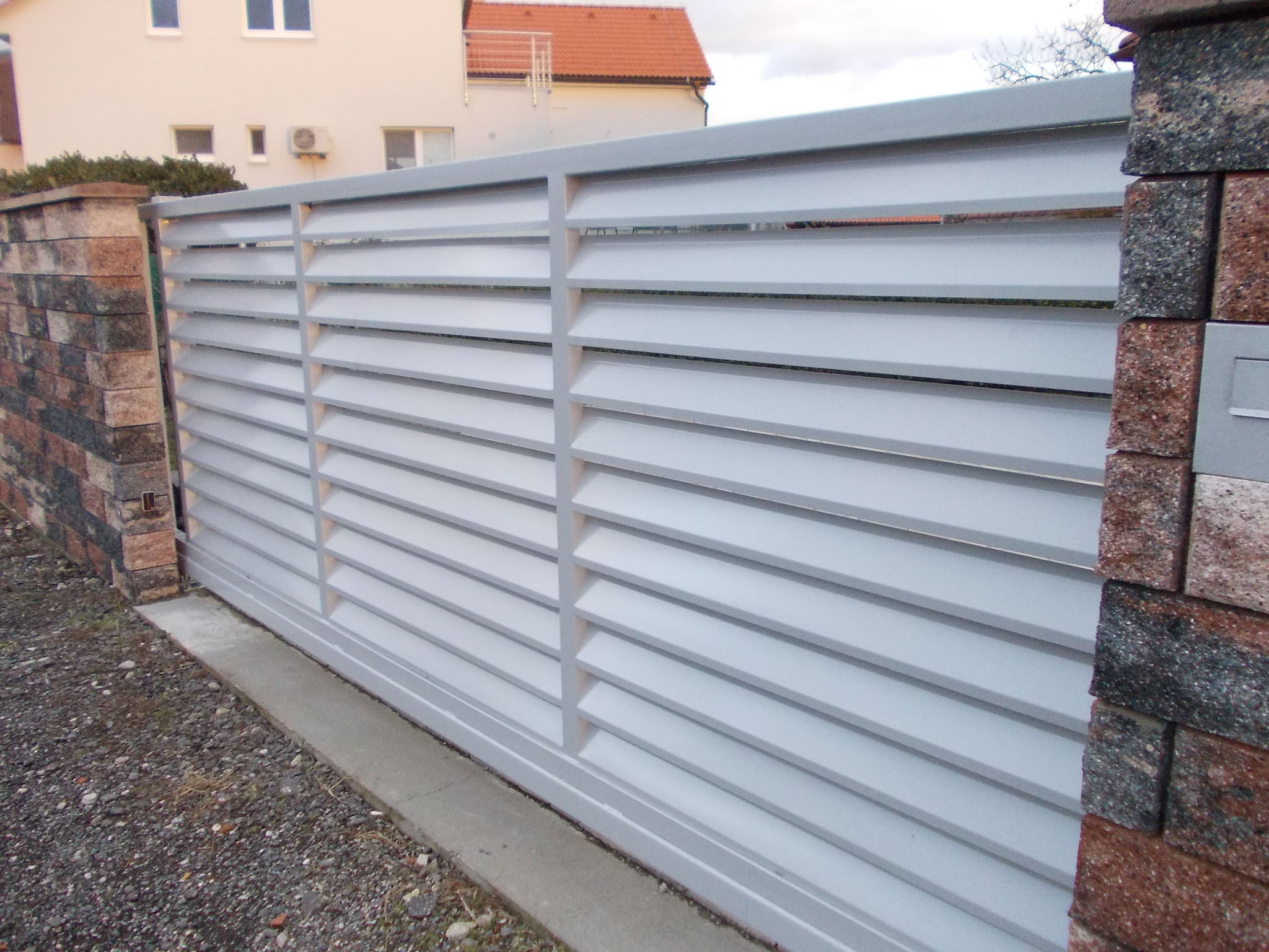 34, Samonosná brána, výplň lamely, komaxit