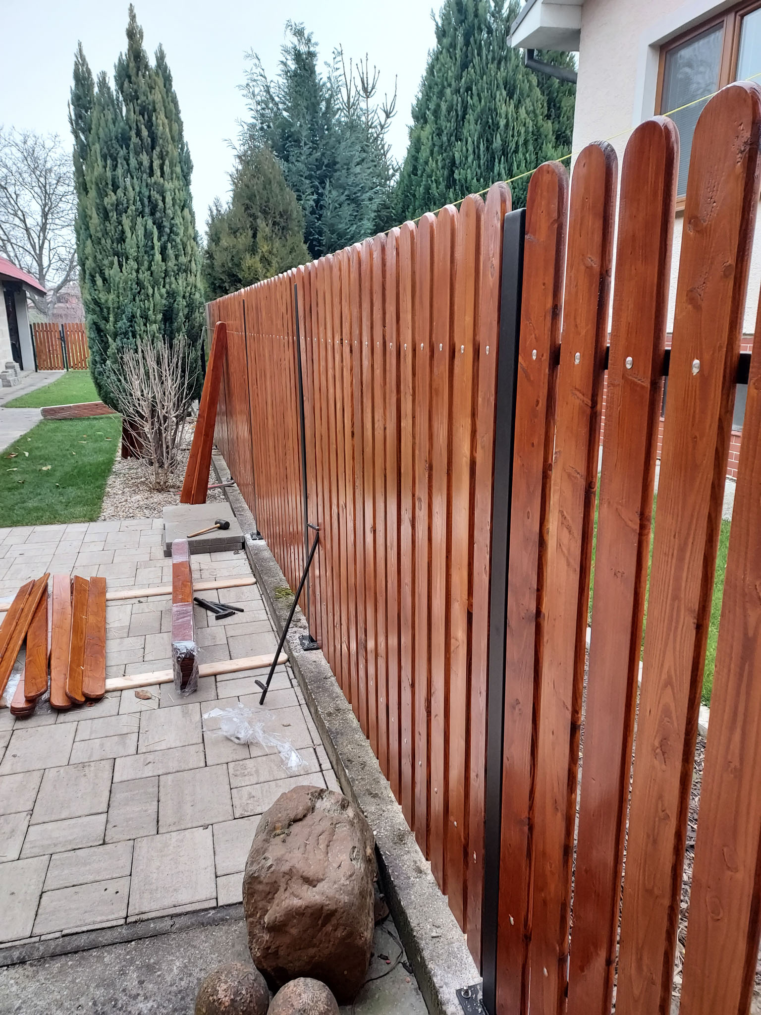 8, Oplotenie oceĺove stĺpiky a prepoje, výplň drevo, červený smrek