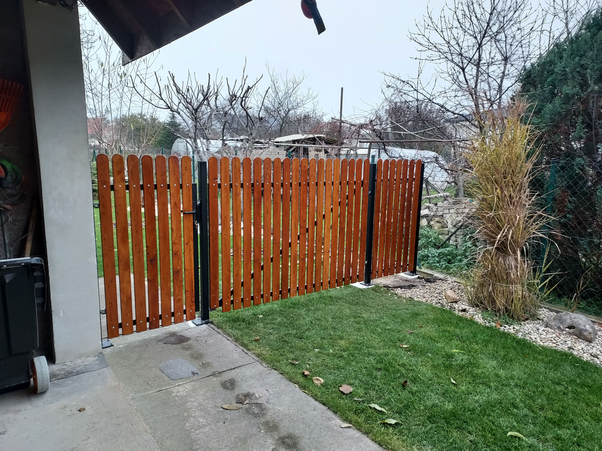 9, Predel záhrady, oceĺová konštrukcia a drevená výplň